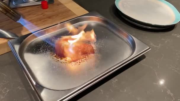 男厨师在金属器皿上给假冒伪劣的梨子加糖 — 图库视频影像