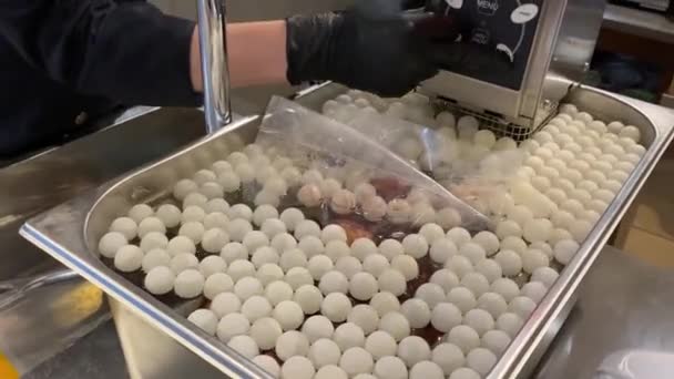 Chef taucht in Ausrüstung ein, die hermetisch in einem Beutel Birnen in Weinsauce eingeweicht ist — Stockvideo