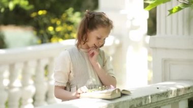 Yatılı okulda okuyan ve parkta kitap okuyan iki kız var.