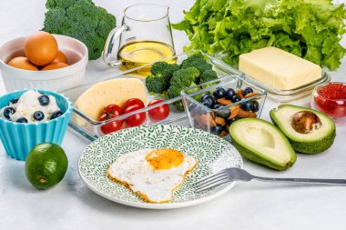  Beyaz bir masada ketogenik diyet yiyecekler