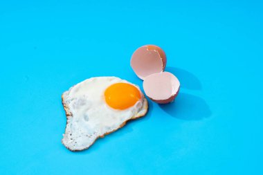 Çırpılmış yumurta, mavi arka plandaki kırık kabuklardan kaynaklanır.