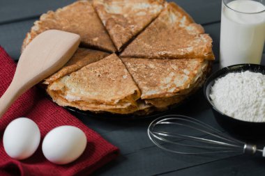 Yumurtalı, sütlü ve unlu Rus blini.