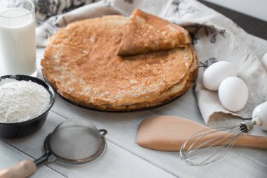 Yumurtalı, sütlü ve unlu Rus blini.