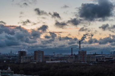 Şehir silüeti ve duman bulutları