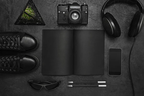 Siyah açık bir defter, siyah bir masa üzerinde, ev ofisi tamamen siyah masa.