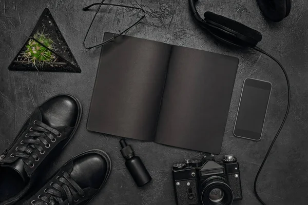 Siyah açık bir defter, siyah bir masa üzerinde, ev ofisi tamamen siyah masa.