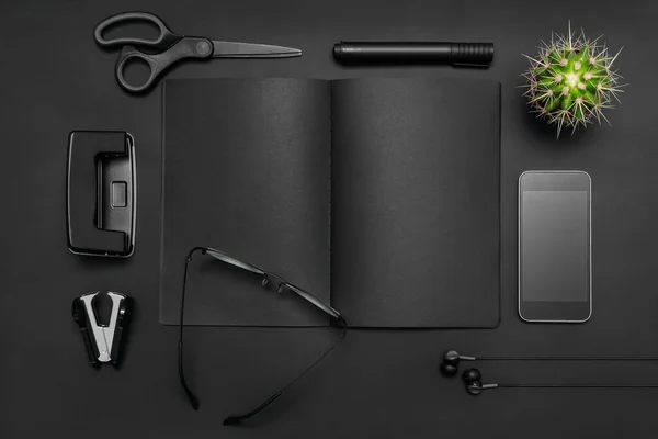 Siyah açık bir defter, siyah bir masa üzerinde, ev ofisi tamamen siyah masa.