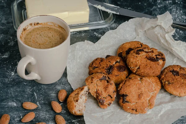 Kogelvrije Koffiemelk Koekjes Met Lage Koolhydraten Een Donkere Achtergrond — Stockfoto