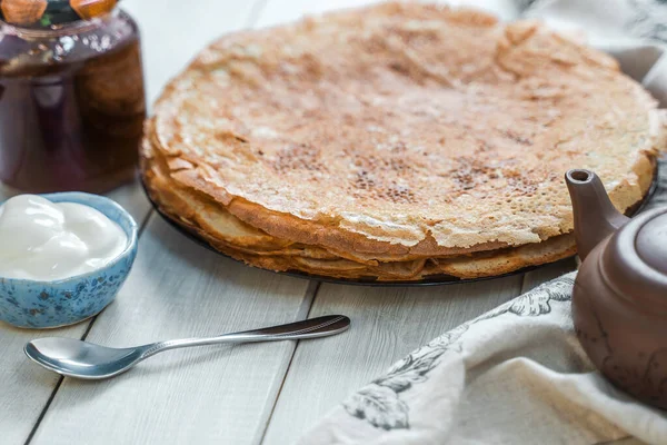 Yumurtalı, sütlü ve unlu Rus blini.