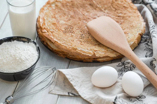 Yumurtalı, sütlü ve unlu Rus blini.