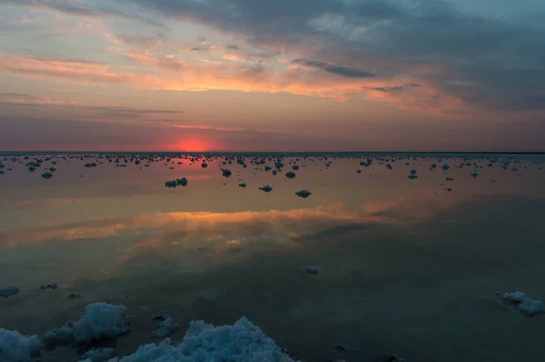 Tuz gölünde gün batımı Elton