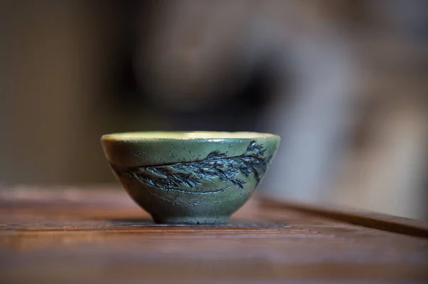 Grüne Tontasse Für Chinesischen Tee Auf Der Teetafel — Stockfoto