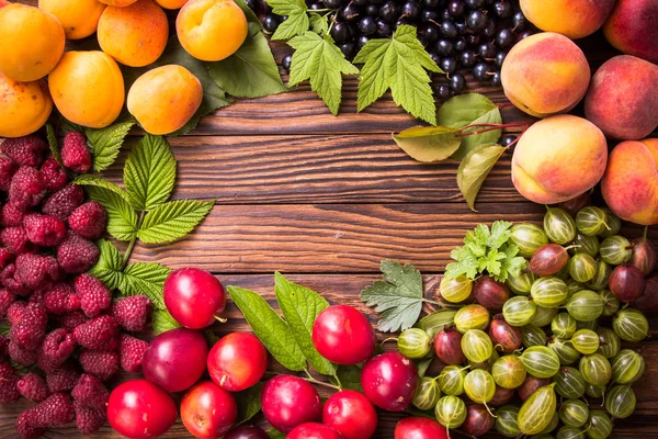 Tahta masada taze meyve.