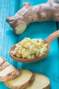 Tahta masada zencefil kökü dilimlenmiş.