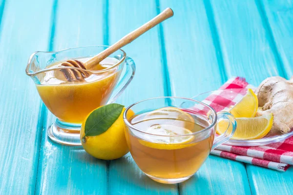 Имбирный чай с лимоном в чашке — стоковое фото