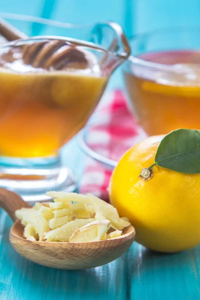 Chá de gengibre com limão em uma xícara — Fotografia de Stock