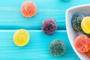 Şeker meyve bir kase jöle kaplı