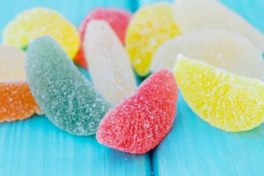 renkli şeker ve jöleli tatlı kapat.