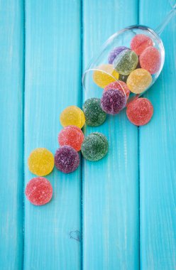 Şeker kaplı meyve jöle ve cam masanın üzerine