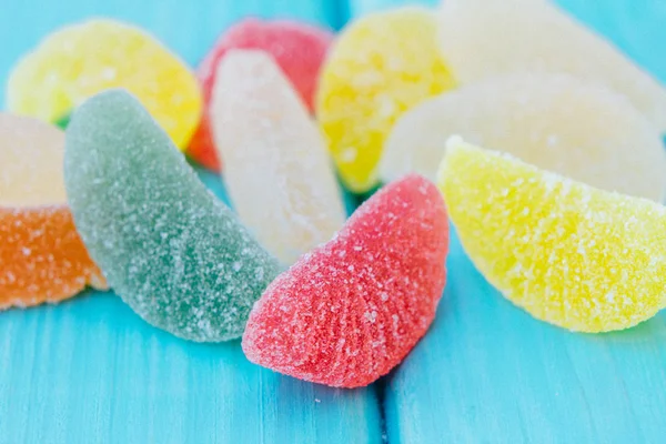 renkli şeker ve jöleli tatlı kapat.