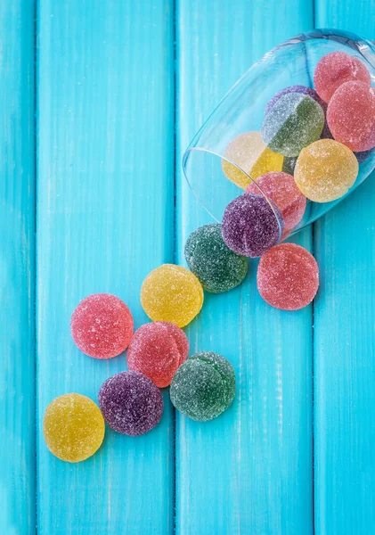 Şeker kaplı meyve jöle ve cam masanın üzerine