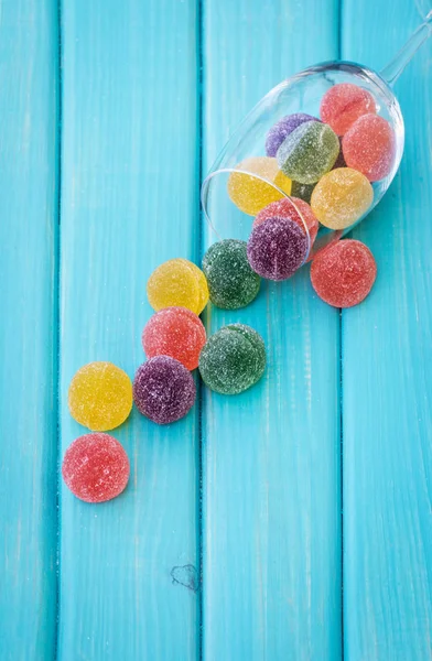 Şeker kaplı meyve jöle ve cam masanın üzerine