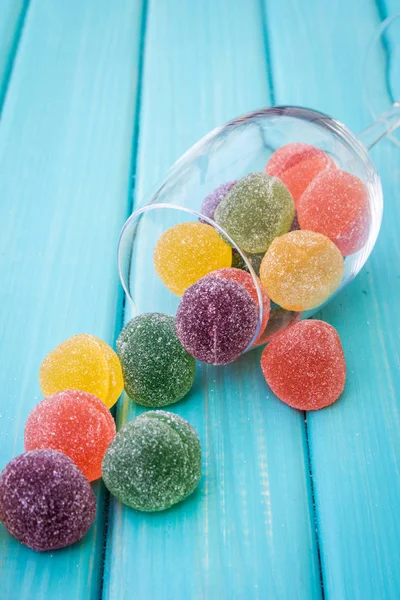 Şeker kaplı meyve jöle ve cam masanın üzerine