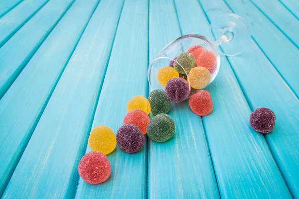 Şeker kaplı meyve jöle ve cam masanın üzerine