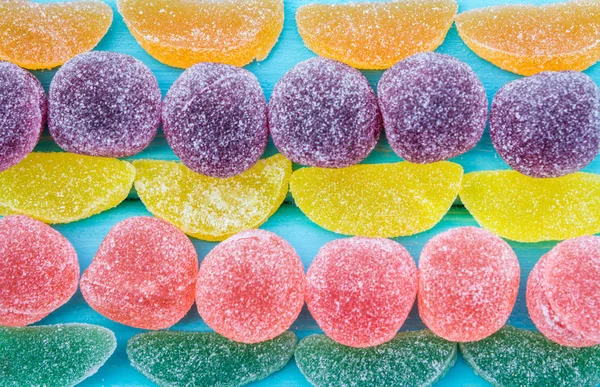 renkli şeker ve jöleli tatlı kapat.