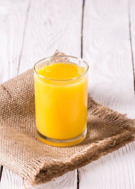 Bir bardak taze portakal suyu.