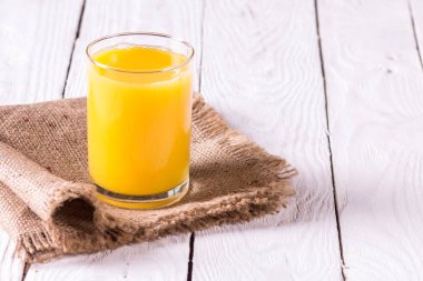 Bir bardak taze portakal suyu.