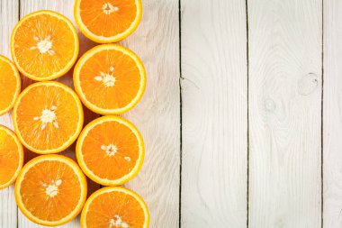 Masanın üzerinde kesme taze portakal