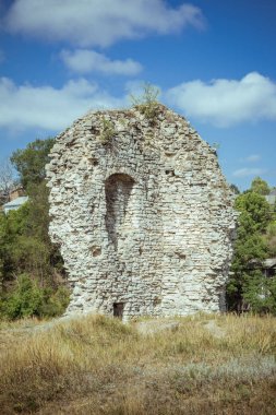 Bir Ortaçağ taş kale kalıntıları