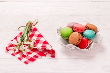 acıbadem kurabiyesi ve masada kardelen