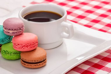 acıbadem kurabiyesi ve bir fincan kahve masada