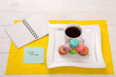 acıbadem kurabiyesi, defter ve kahve masada