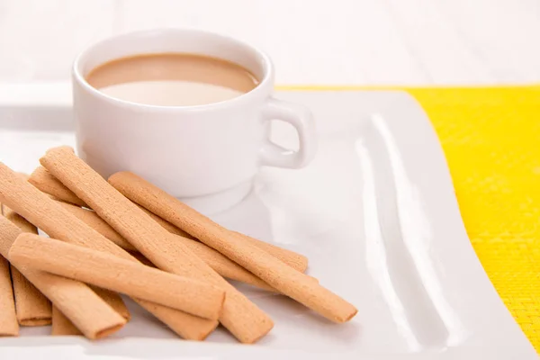Biscoitos e uma xícara de café com leite — Fotografia de Stock