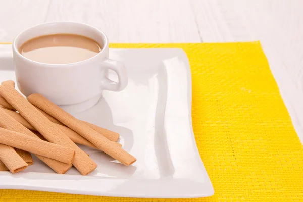 Biscoitos e uma xícara de café com leite — Fotografia de Stock