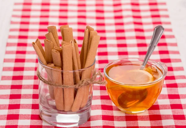 Biscoitos e xícara de chá — Fotografia de Stock