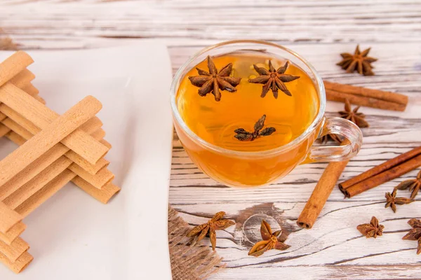 Xícara de biscoitos de chá e especiarias — Fotografia de Stock