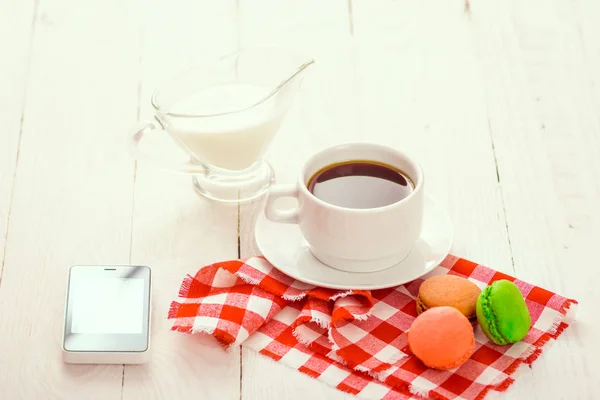 Café, macarons et crème avec une carte de bonjour — Photo