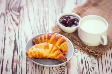 Ahşap arka plan üzerinde lezzetli ay çöreği