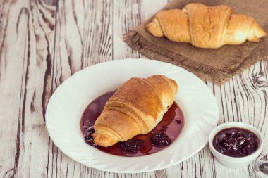 reçelli kahvaltı için geleneksel ay çöreği