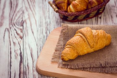 Ahşap arka plan üzerinde lezzetli ay çöreği