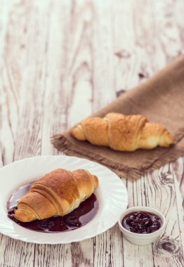 reçelli kahvaltı için geleneksel ay çöreği