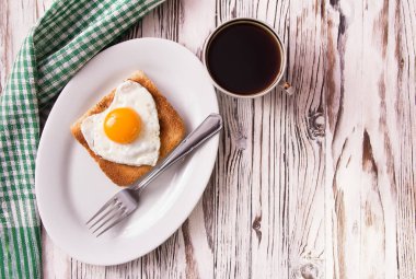 Sevgililer günü soyut kahvaltı yumurta kalp ile