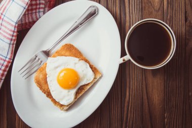tost bir tabak kızarmış yumurta