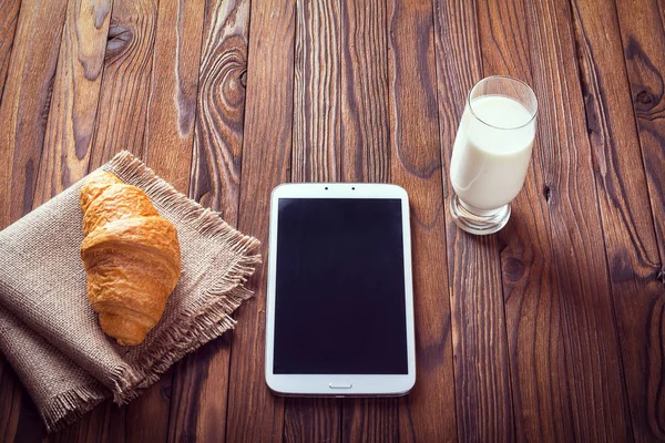 Kruvasan, süt ve kiraz reçeli. Kahvaltı konsepti