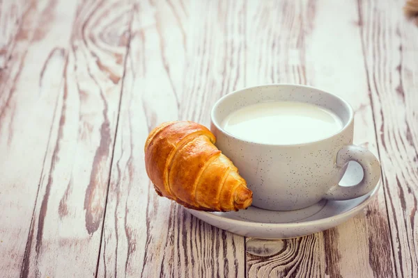 Ahşap arka plan üzerinde lezzetli ay çöreği