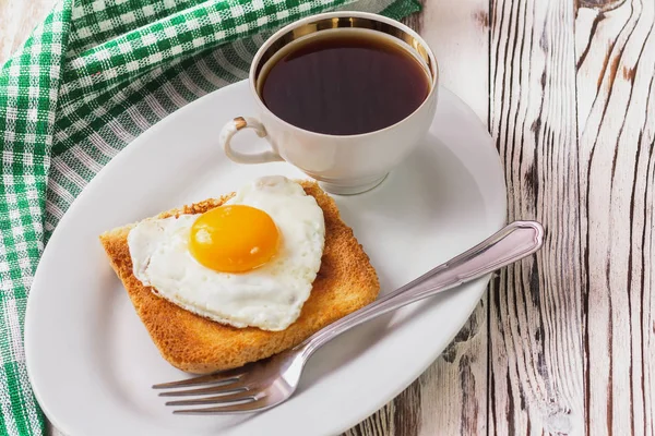 Jajko sadzone w formie serca z toast na talerzu — Zdjęcie stockowe